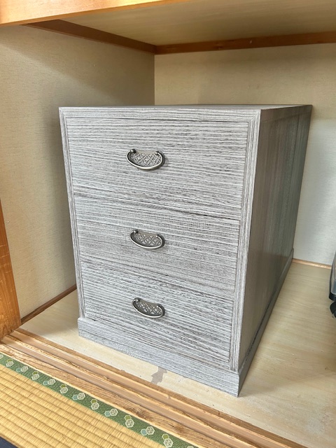 引き取り限定　　桐板でグレーになってしまった昭和の箪笥　収納棚 引き出し付き 引き取り限定桐板でグレーになってしまった昭和の箪笥収納棚