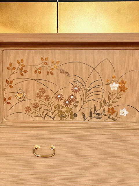 総桐整理箪笥大戸八重　秋草　蒔絵左画像