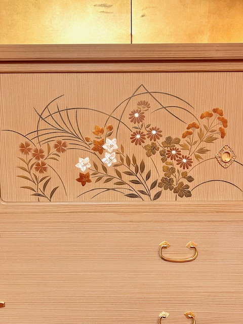 総桐整理箪笥大戸八重　秋草　蒔絵右画像